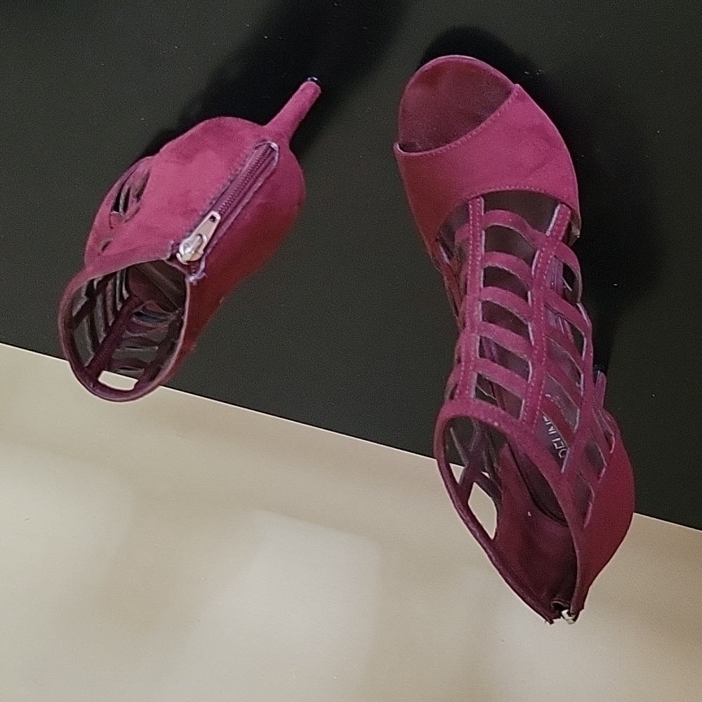 Wine push toe sandals